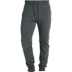 J.LINDEBERG ACT MIX TECH TERRY Spodnie treningowe dark green/silver. Zielone spodnie dresowe męskie marki J.LINDEBERG, z bawełny, długie. W wyprzedaży za 381.75 zł.