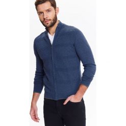 KARDIGAN MĘSKI ZE STRUKTURALNEJ DZIANINY ZE STÓJKĄ. Kardigany męskie marki TOP SECRET. W wyprzedaży za 59.99 zł.