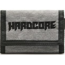 Materiałowy portfel z napisem Hardcore - Jasny szary. Portfele męskie marki House. Za 39.99 zł.
