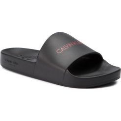 Klapki CALVIN KLEIN - Slide KM0KM00375 001. Czarne klapki i japonki męskie Calvin Klein, bez wzorów, z tworzywa sztucznego. Za 159.00 zł.