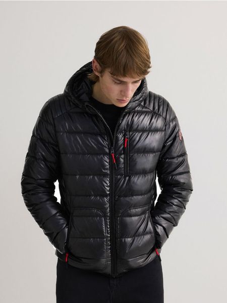 Pikowana kurtka z kapturem - czarny. Czarne kurtki męskie Reserved, l, bez wzorów, z tkaniny, bez ramiączek, z kapturem. W wyprzedaży za 129.99 zł.