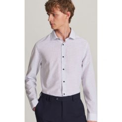 Koszula slim fit z drobnym nadrukiem - Biały. Koszule męskie marki Reserved. Za 99.99 zł.