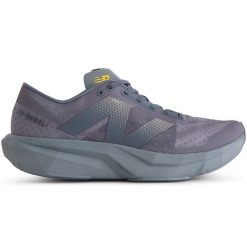 Buty unisex New Balance FuelCell Rebel v4 UFCXTD4 – szare. Szare buty do biegania męskie New Balance, bez wzorów, z gumy, bez zapięcia, do biegania. Za 549.99 zł.
