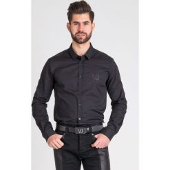 KOSZULA VERSACE JEANS. Czarne koszule męskie Versace Jeans, m, bez wzorów, z bawełny, bez kołnierzyka, bez ramiączek. Za 447.30 zł.