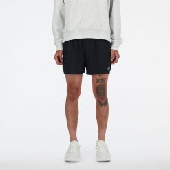 Spodenki męskie New Balance MS41286BK – czarne. Czarne szorty sportowe męskie New Balance, bez wzorów, z materiału, sportowe. Za 299.99 zł.