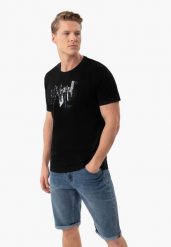 Bawełniana koszulka z printem T-TURF. Czarne t-shirty męskie Volcano, l, bez wzorów, z bawełny, bez kołnierzyka, bez ramiączek. Za 59.99 zł.