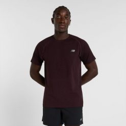 Koszulka męska New Balance MT41080FDP – bordowa. Czerwone t-shirty sportowe męskie New Balance, m, bez wzorów, z materiału, sportowe, bez ramiączek. Za 249.99 zł.