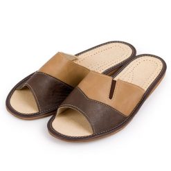 Kapcie męskie R.41 domowe antypoślizgowe przewiewne klasyczne brązowe KM-11-BR-41. Brązowe sztyblety męskie z materiału, z otwartym noskiem, bez obcasa, bez zapięcia. Za 23.37 zł.