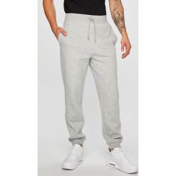Tommy Jeans - Spodnie. Spodnie na co dzień męskie marki Guess Jeans. W wyprzedaży za 239.90 zł.