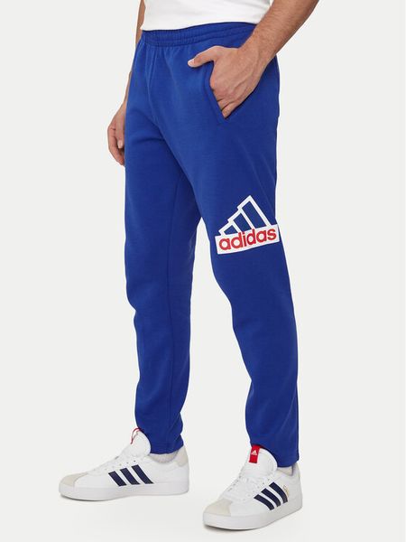 Adidas Spodnie dresowe Future Icons Badge of Sport IS9594 Niebieski Regular Fit. Niebieskie długie spodnie sportowe męskie ADIDAS, bez wzorów, z dresówki. Za 189.99 zł.