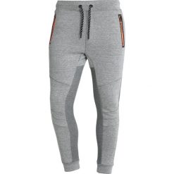 Superdry GYM TECH STREET Spodnie treningowe grey grit/urban grey heather. Długie spodnie sportowe męskie marki Superdry. Za 369.00 zł.