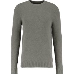 Samsøe & Samsøe BUTLER Sweter dusty olive melange. Zielone swetry męskie Samsøe & Samsøe, z elastanu. W wyprzedaży za 419.30 zł.