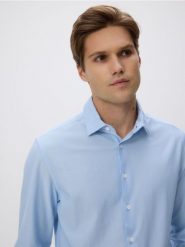 Koszula slim fit z bawełną - jasnoniebieski. Niebieskie koszule męskie Reserved, l, bez wzorów, z bawełny, bez kołnierzyka, bez ramiączek. Za 129.99 zł.