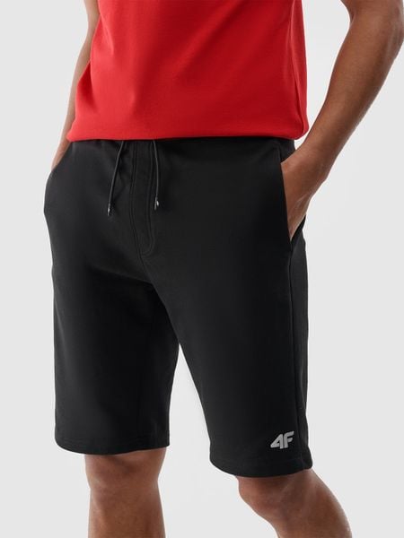 4F Spodenki casual męskie - czarne L. Czarne szorty męskie 4f, bez wzorów, z bawełny, casualowe. Za 99.99 zł.