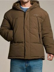 Pikowana kurtka puffer z kapturem - brązowy. Brązowe kurtki męskie Sinsay, l, bez wzorów, bez ramiączek, z kapturem. Za 159.99 zł.