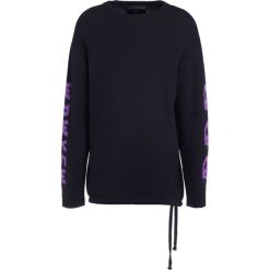 D.GNAK OVERSIZED LOGO STRING Sweter black. Swetry męskie marki D.GNAK. W wyprzedaży za 740.35 zł.