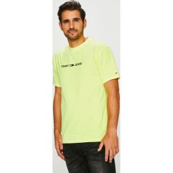 Tommy Jeans - T-shirt/polo DM0DM05125. Białe koszulki polo męskie Tommy Jeans, z aplikacjami, z dzianiny, z okrągłym kołnierzem. Za 159.90 zł.