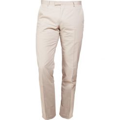 JOOP! BLAIR Chinosy sand. Szare eleganckie spodnie męskie JOOP!, z bawełny. W wyprzedaży za 384.30 zł.