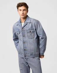 MESKA KURTKA JEANSOWA WRANGLER ANTI FIT JACKET LIGHT ICE 112371446. Kurtki męskie Wrangler, xl, bez wzorów, z jeansu, bez ramiączek, bez kaptura. Za 299.99 zł.
