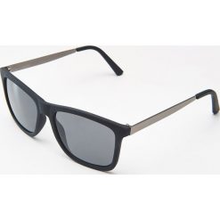 Okulary przeciwsłoneczne - Czarny. Okulary przeciwsłoneczne męskie marki Cropp. Za 29.99 zł.