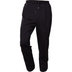 McQ Alexander McQueen TAILORED TRACKPANT Spodnie treningowe darkest black. Długie spodnie sportowe męskie marki McQ Alexander McQueen. W wyprzedaży za 975.20 zł.