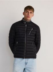 Pikowana kurtka ze stójką - czarny. Czarne kurtki męskie Reserved, l, bez wzorów, z tkaniny, bez ramiączek, bez kaptura. W wyprzedaży za 79.99 zł.