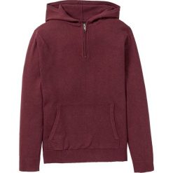 Sweter z kapturem z bawełny z recyclingu bonprix czerwony klonowy. Swetry męskie marki bonprix. Za 37.99 zł.