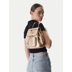 Plecak Guess. Żółte plecaki męskie Guess, z aplikacjami. Za 337.99 zł.