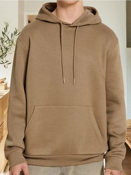 Bluza hoodie basic - brązowy. Brązowe bluzy nierozpinane męskie Sinsay, l, bez wzorów, bez ramiączek, bez kaptura. Za 39.99 zł.