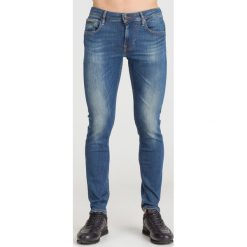 JEANSY SKINNY FIT GUESS. Niebieskie jeansy męskie Guess, z aplikacjami, z jeansu. Za 274.50 zł.