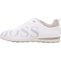 BOSS ATHLEISURE ARKANSAS Sneakersy niskie white. Białe buty sportowe na co dzień męskie BOSS ATHLEISURE, z materiału. W wyprzedaży za 471.75 zł.