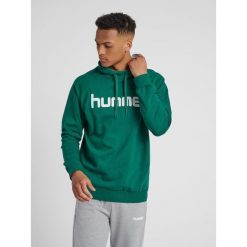 Bluza do piłki ręcznej męska Hummel Cotton Logo z kapturem. Zielone bluzy nierozpinane męskie HUMMEL, m, bez wzorów, sportowe, bez ramiączek, z kapturem. W wyprzedaży za 180.00 zł.