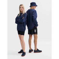 Luźna bluza z okrągłym dekoltem Hummel Bee. Niebieskie bluzy nierozpinane męskie HUMMEL, bez wzorów, sportowe, bez ramiączek, bez kaptura. Za 212.50 zł.