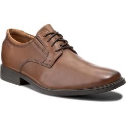 Półbuty CLARKS - Tilden Plain 261300977 Dark Tan Leather. Brązowe eleganckie półbuty męskie Clarks, z materiału, klasyczne, bez obcasa, bez zapięcia. W wyprzedaży za 199.00 zł.