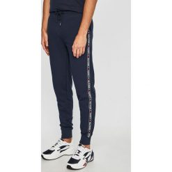 Tommy Hilfiger - Spodnie UM0UM00706. Spodnie na co dzień męskie Tommy Hilfiger. Za 299.90 zł.