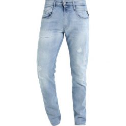 Replay ANBASS Jeansy Slim Fit destroyed denim. Jeansy męskie marki Replay. W wyprzedaży za 468.30 zł.