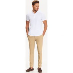 SPODNIE MĘSKIE W STYLU CHINO. Eleganckie spodnie męskie marki TOP SECRET. W wyprzedaży za 39.99 zł.