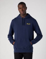 WRANGLER LOGO HOODIE MĘSKA BLUZA Z KAPTUREM NIEROZPINALNA NAVY BLUE W654I4114. Niebieskie bluzy nierozpinane męskie Wrangler, m, bez wzorów, bez ramiączek, z kapturem. Za 169.99 zł.