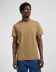 MESKA KOSZULKA LEE WW ESSENTIAL TEE DARK KHAKI 112370485. Brązowe t-shirty męskie Lee, l, bez wzorów, bez kołnierzyka, bez ramiączek. Za 79.99 zł.