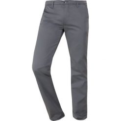 BOSS ATHLEISURE ROGAN Chinosy grey. Szare eleganckie spodnie męskie BOSS ATHLEISURE, z bawełny. Za 539.00 zł.