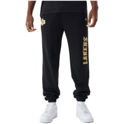 Spodnie męskie New Era NBA Team Script Jogger Los Angeles Lakers. Czarne spodnie dresowe męskie New Era, bez wzorów, z dresówki. Za 265.00 zł.