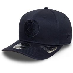 New Era czapka z daszkiem Cap Paris Saint-Germain granatowa. Niebieskie czapki męskie PSG, bez wzorów. Za 179.00 zł.