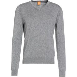 BOSS CASUAL ALBONO Sweter light grey. Szare kardigany męskie marki BOSS CASUAL, z bawełny. W wyprzedaży za 364.65 zł.