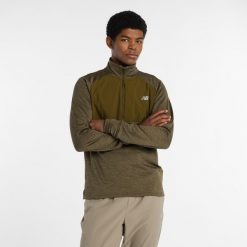 Bluza męska New Balance MT43204WOO – zielona. Zielone bluzy nierozpinane męskie New Balance, l, bez wzorów, z materiału, bez ramiączek, bez kaptura. Za 389.99 zł.