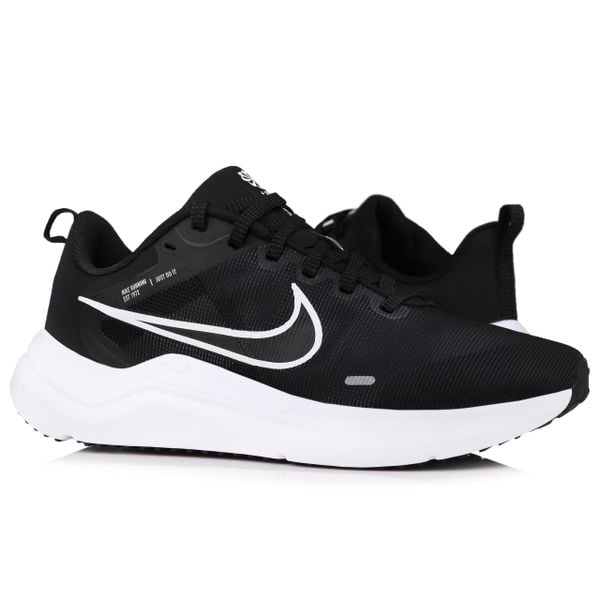 Buty męskie sportowe do biegania Nike DOWNSHIFTER DD9293 001. Białe buty do biegania męskie Nike, bez wzorów, bez zapięcia, do biegania, nike downshifter. W wyprzedaży za 279.00 zł.