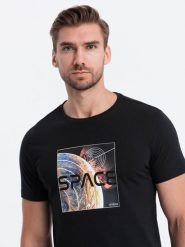 T-shirt męski bawełniany z nadrukiem kosmosu - czarny V1 - Rozmiar: S. Czarne t-shirty męskie Ombre Clothing, m, bez wzorów, z bawełny, bez kołnierzyka, bez ramiączek. W wyprzedaży za 19.99 zł.