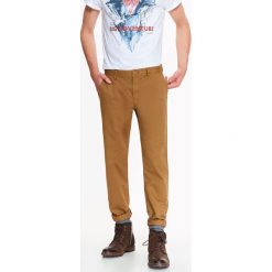 SPODNIE MĘSKIE CHINO Z OPRANEJ BAWEŁNY O REGULARNYM KROJU. Eleganckie spodnie męskie marki TOP SECRET. W wyprzedaży za 39.99 zł.