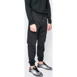 Nike Sportswear - Spodnie. Długie spodnie sportowe męskie marki Nike Sportswear. W wyprzedaży za 159.90 zł.