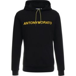 Antony Morato FELPA CON CAPPUCCIO E STAMPA LOGATA Bluza z kapturem nero. Bluzy nierozpinane męskie marki Antony Morato. Za 379.00 zł.