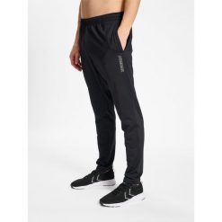 Spodnie dresowe Hummel TE Strength. Czarne spodnie na co dzień męskie HUMMEL, bez wzorów, z dresówki, sportowe. Za 185.00 zł.